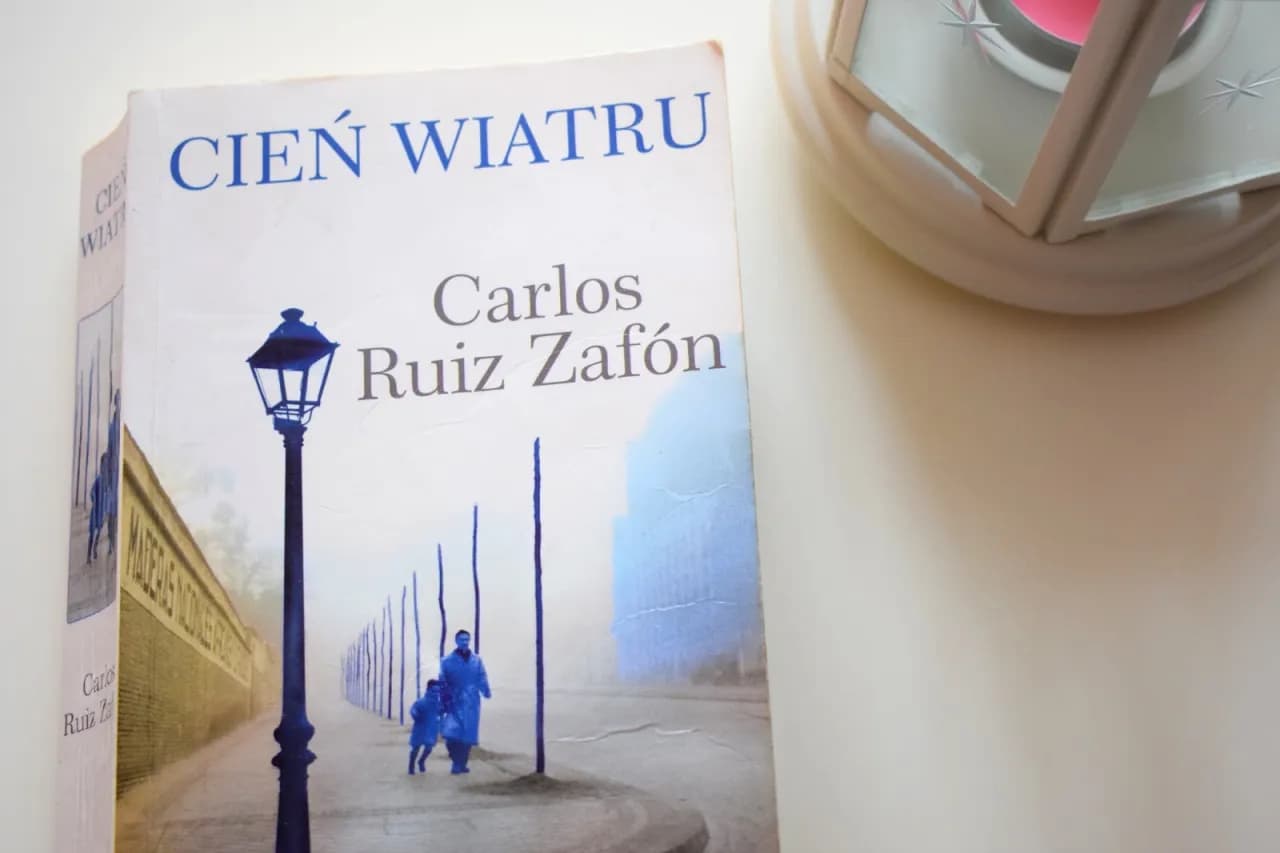 "Cień Wiatru" Zafóna: Recenzja. Czy to książka dla Ciebie?